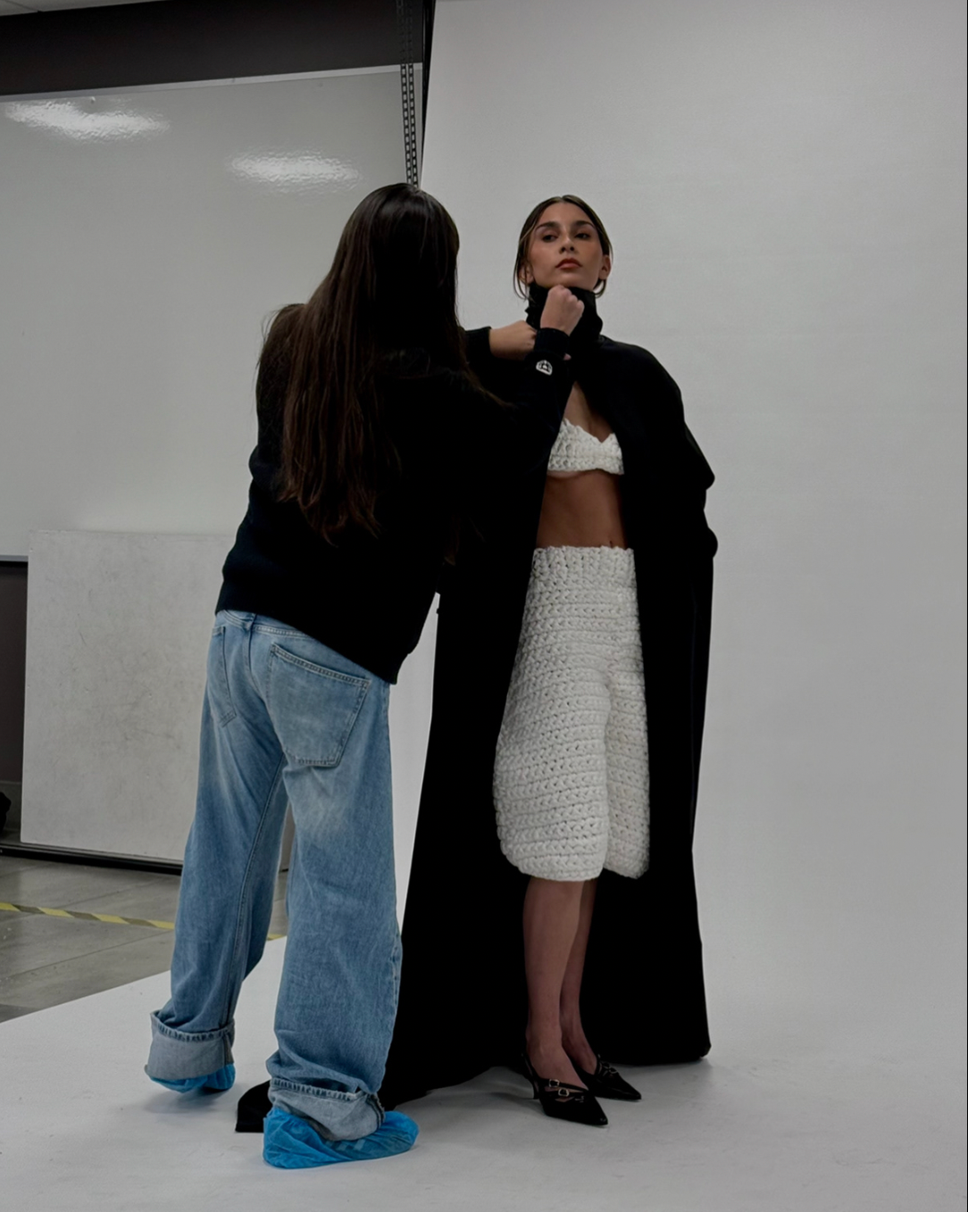 Martina trabajando durante una producción de moda en backstage
